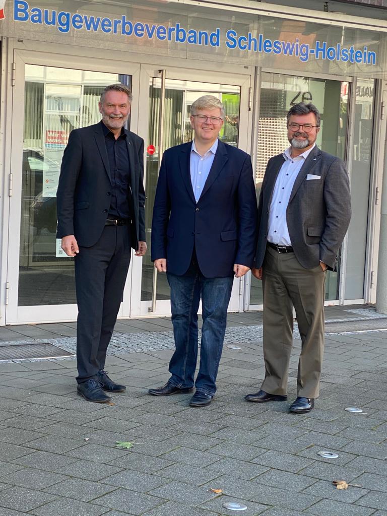 (von links nach rechts) Raimo Benger, Jan Christian Janßen und Georg Schareck, Hauptgeschäftsführer Baugewerbeverband