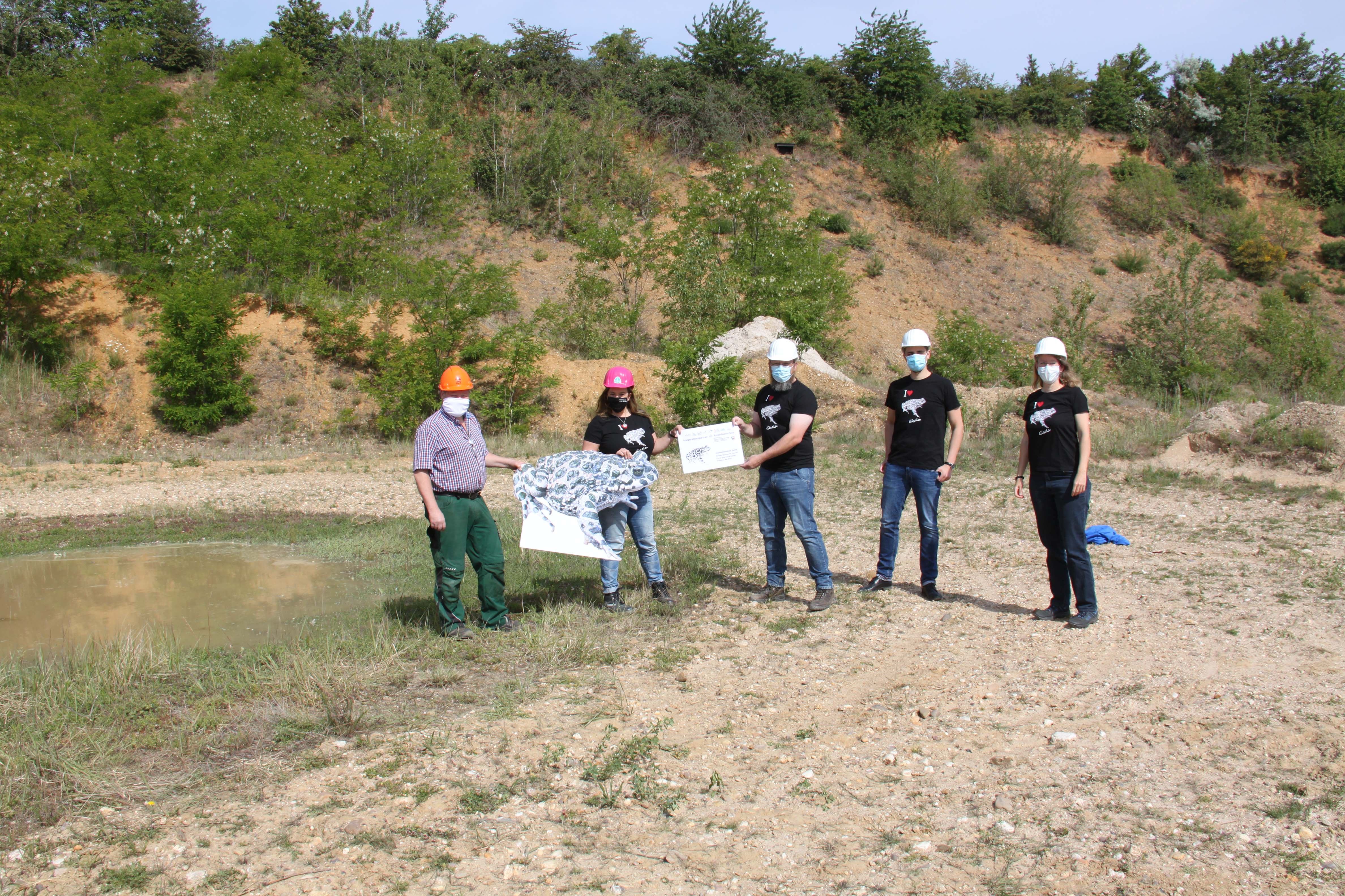 (v.l.n.r.) Rolf Jansen und Britta Franzheim (Quarzwerke), Peter Schmidt (Biologische Station Bonn/Rhein-Erft), David Tigges (vero), Monika Hachtel (NABU NRW)