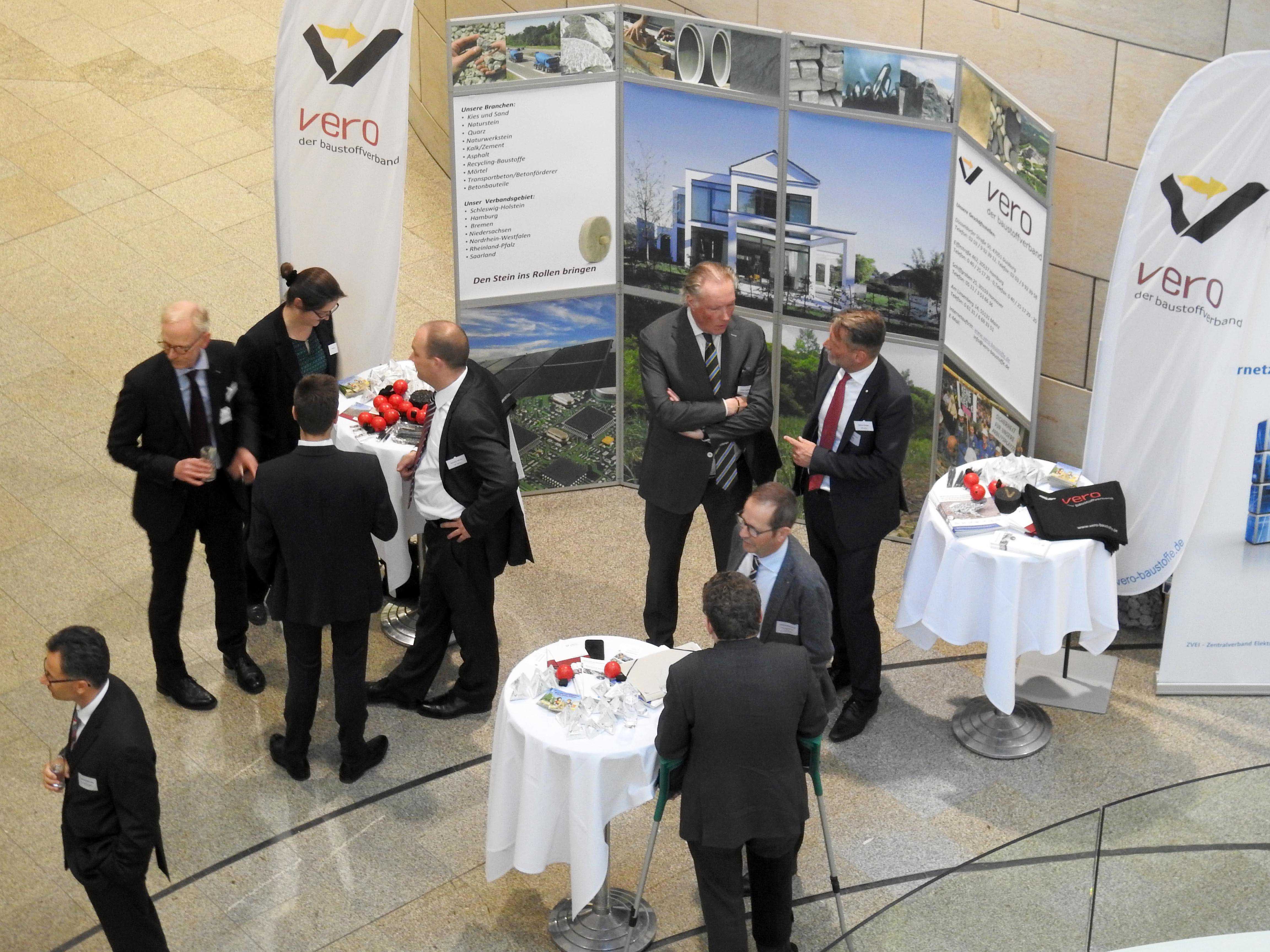 Pressefoto_2018-04-25_Parlaabend_unternehmer-nrw_Messestand_Vogelperspektive_04_Web.jpg