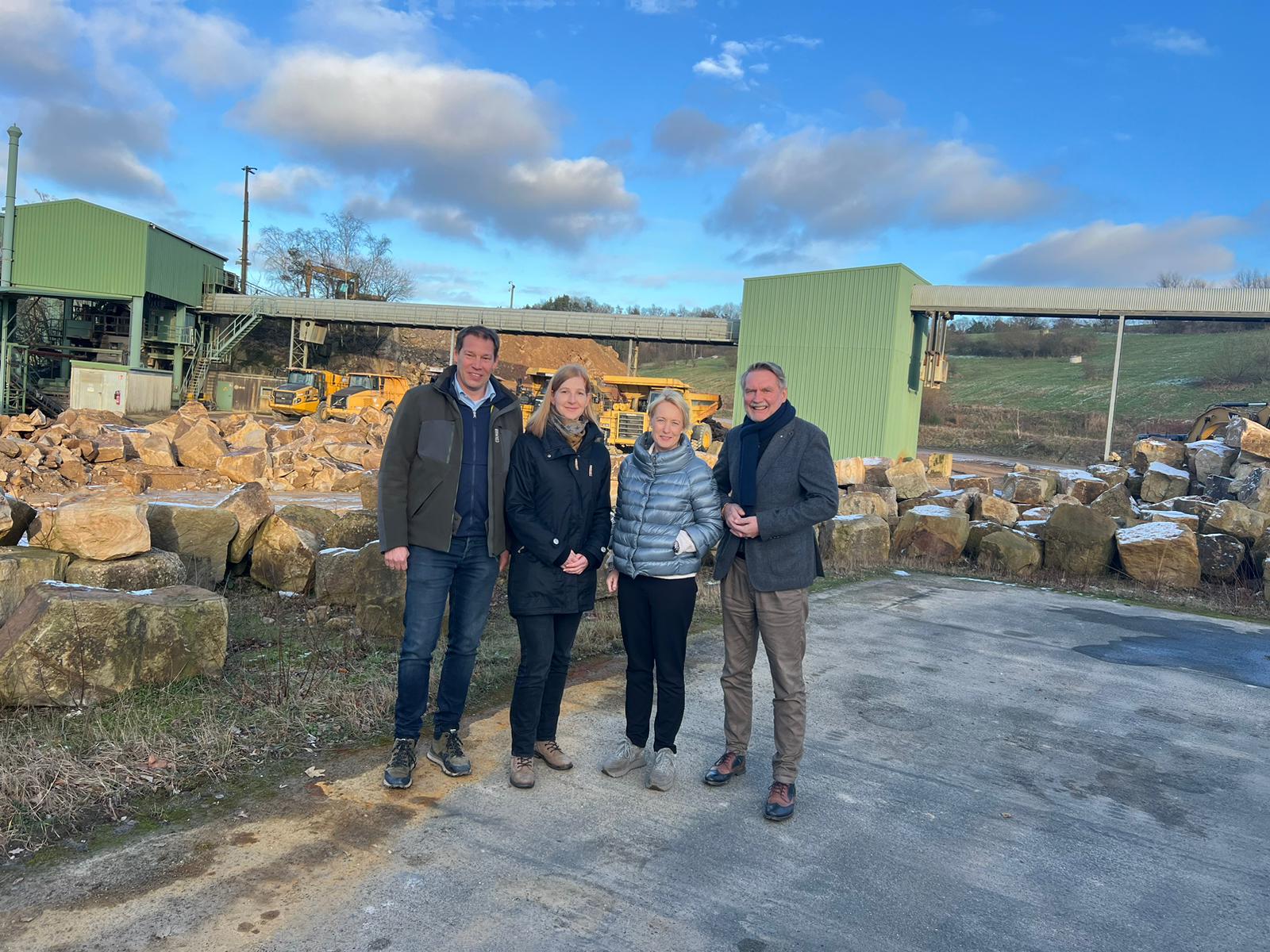Raimo Benger und Barbara Grunewald bei Westermann GmbH & Co. KG - Steinbruch mit Büro